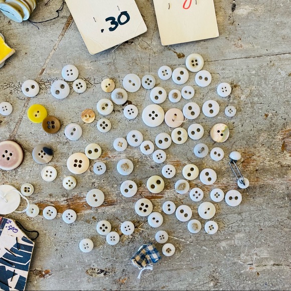 ♥️ Vintage ♥️ White & Cream Button Lot - Picture 8 of 10